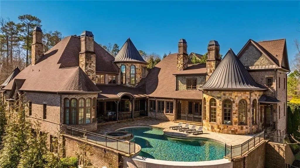 Luxury Squeeze: Celebrity Foreclosure Exposes Systemic Risks in High-E